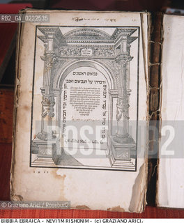 Nome:..BIBBIA EBRAICA..JEWISH BIBLE..Localizzazione:..VENEZIA / CANNAREGIO / CAMPO DEL GHETTO NOVO / BIBLIOTECA-ARCHIVIO RENATO MAESTRO..VENICE / CANNAREGIO / CAMPO GHETTO NOVO / THE LIBRARY-ARCHIVES RENATO MAESTRO..Soggetto:..BIBBIA EBRAICA NEVIIM RISHONIM (PROFETI ANTERIORI) / FRONTESPIZIO / LIBRO..JEWISH BIBLE NEVIIM RISHONIM (FORMER PROPHETS) / TITLE-PAGE / BOOK..Cronologia:..SEC. XVI SECONDO QUARTO / 1525..XVIth CENTURY / 1525..Autore:    ..Stile:..Editori/Stampatori: ..DANIEL BOMBERG EDITORE, VENEZIA..DANIEL BOMBERG PUBLISHER VENICE..Committenza:     ..Materia e Tecnica:..Collocazione:..Note:..RELIGIONE EBRAICA ..JEWISH RELIGION  ..Riproduzione Fotografica:..Graziano Arici/Rosebud2 .Copyright:..Graziano Arici / rosebud2/..Data:..1990..Costo:..A..key:..LIBRI..BOOKS..