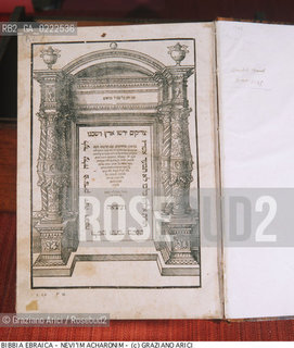 Nome:..BIBBIA EBRAICA..JEWISH BIBLE..Localizzazione:..VENEZIA / CANNAREGIO / CAMPO DEL GHETTO NOVO / BIBLIOTECA-ARCHIVIO RENATO MAESTRO..VENICE / CANNAREGIO / CAMPO GHETTO NOVO / THE LIBRARY-ARCHIVES RENATO MAESTRO..Soggetto:..BIBBIA EBRAICA NEVIIM ACHARONIM (PROFETI POSTERIORI) / FRONTESPIZIO / LIBRO..JEWISH BIBLE NEVIIM ACHARONIM (LATER PROPHETS) / TITLE-PAGE / BOOK..Cronologia:..SEC. XVI SECONDO QUARTO / 1547..XVIth CENTURY / 1547..Autore:    ..Stile:..Editori/Stampatori: ..DANIEL BOMBERG EDITORE, VENEZIA..DANIEL BOMBERG PUBLISHER VENICE..Committenza:     ..Materia e Tecnica:..Collocazione:..Note:..RELIGIONE EBRAICA ..JEWISH RELIGION  ..Riproduzione Fotografica:..Graziano Arici/Rosebud2 .Copyright:..Graziano Arici / rosebud2/..Data:..1990..Costo:..A..key:..LIBRI..BOOKS..