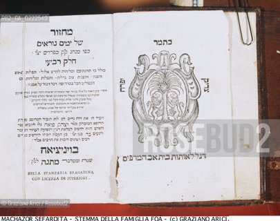 Nome:..MACHAZOR (FORMULARIO DI PREGHIERE) PER I GIORNI PENITENZIALI IV SEFARDITA..Localizzazione:..VENEZIA / CANNAREGIO / CAMPO DEL GHETTO NOVO / BIBLIOTECA-ARCHIVIO RENATO MAESTRO..VENICE / CANNAREGIO / CAMPO GHETTO NOVO / THE LIBRARY-ARCHIVES RENATO MAESTRO..Soggetto:..MACHAZOR (FORMULARIO DI PREGHIERE) PER I GIORNI PENITENZIALI IV SEFARDITA / LIBRO..MACHAZOR (PRAYER BOOK) PER I GIORNI PENITENZIALI IV SEFARDITA / BOOK..Cronologia:..SEC. XVIII SECONDO QUARTO / 1736..XVIIIth CENTURY / 1736..Autore:   ..Stile:..Editori/Stampatori: ..BRAGADIN EDITORE, VENEZIA..BRAGADIN PUBLISHER VENICE..Committenza:..FAMIGLIA FOÀ..FOÀ FAMILY..Materia e Tecnica:..Collocazione:..Note:..RELIGIONE EBRAICA / STEMMA DELLA FAMIGLIA FOÀ..JEWISH RELIGION  /  FOÀ FAMILY COAT OF ARMS..Riproduzione Fotografica:..Graziano Arici/Rosebud2 .Copyright:..Graziano Arici / rosebud2/..Data:..1990..Costo:..A..key:..LIBRI..BOOKS..