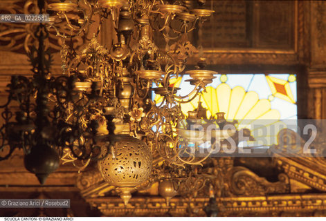 Caption: Nome:..SINAGOGA DELLA SANTA COMUNITÀ CANTON : LAMPADA - PARTICOLARE  ....Localizzazione:..VENEZIA / CANNAREGIO / CAMPO DEL GHETTO NOVO SINAGOGA DELLA SANTA COMUNITÀ CANTON / SCUOLA CANTON  ..VENICE / CANNAREGIO / CAMPO GHETTO NOVO  SYNAGOGUE OF THE SACRED COMMUNITY OF CANTON  / SCUOLA CANTON   ..Soggetto:..LAMPADA - PARTICOLARE ..LAMP  -  DETAIL    ..Cronologia:..SEC. XVI SECONDO QUARTO /1532  ..XVIth CENTURY  /1532  ..Autore:......Stile:..BAROCCO  ..BAROQUE   ..Editori Stampatori:......Committenza:..EBREI DI ORIGINE PROVENZALE DI RITO ASHKENAZITA  ..FRENCH ASHKENAZI JEWS   ..Materia e Tecnica:......Collocazione:......Note:......Riproduzione Fotografica:..Graziano Arici/Rosebud2  ....Copyright:..Graziano Arici/Rosebud2/  ....Data:..1994....Costo:..A....Key:..CHIESA  ..CHURCH