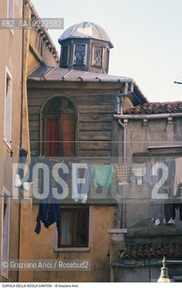 Caption: Nome:..SINAGOGA DELLA SANTA COMUNITÀ CANTON  : ESTERNO CON CUPOLA SOPRA LA BIMA .. ..Localizzazione:..VENEZIA / CANNAREGIO / CAMPO DEL GHETTO NOVO SINAGOGA DELLA SANTA COMUNITÀ CANTON / SCUOLA CANTON  ..VENICE / CANNAREGIO / CAMPO GHETTO NOVO  SYNAGOGUE OF THE SACRED COMMUNITY OF CANTON  / SCUOLA CANTON   ..Soggetto:..ESTERNO CON CUPOLA SOPRA LA BIMA  ..CUPOLA OVER THE BIMAH   ..Cronologia:..SEC. XVI SECONDO QUARTO /1532  ..XVIth CENTURY  /1532  ..Autore:......Stile:..BAROCCO  ..BAROQUE   ..Editori Stampatori:......Committenza:..EBREI DI ORIGINE PROVENZALE DI RITO ASHKENAZITA  ..FRENCH ASHKENAZI JEWS   ..Materia e Tecnica:......Collocazione:......Note:......Riproduzione Fotografica:..Graziano Arici/Rosebud2  ....Copyright:..Graziano Arici/Rosebud2/  ....Data:..1994....Costo:..A....Key:..CHIESA   ESTERNI   ..CHURCH  EXTERIORS