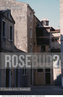 Nome:..SINAGOGA DELLA SANTA COMUNITÀ CANTON : ESTERNO CON CUPOLA SOPRA LA BIMA  ....Localizzazione:..VENEZIA / CANNAREGIO / CAMPO DEL GHETTO NOVO SINAGOGA DELLA SANTA COMUNITÀ CANTON / SCUOLA CANTON  ..VENICE / CANNAREGIO / CAMPO GHETTO NOVO  SYNAGOGUE OF THE SACRED COMMUNITY OF CANTON  / SCUOLA CANTON   ..Soggetto:..ESTERNO CON CUPOLA SOPRA LA BIMA  ..CUPOLA OVER THE BIMAH     ..Cronologia:..SEC. XVI SECONDO QUARTO /1532  ..XVIth CENTURY  /1532  ..Autore:......Stile:..BAROCCO  ..BAROQUE   ..Editori Stampatori:......Committenza:..EBREI DI ORIGINE PROVENZALE DI RITO ASHKENAZITA  ..FRENCH ASHKENAZI JEWS   ..Materia e Tecnica:......Collocazione:......Note:......Riproduzione Fotografica:..Graziano Arici/Rosebud2  ....Copyright:..Graziano Arici/Rosebud2/  ....Data:..1994....Costo:..A....Key:..CHIESA ESTERNI  ..CHURCH EXTERIORS ..