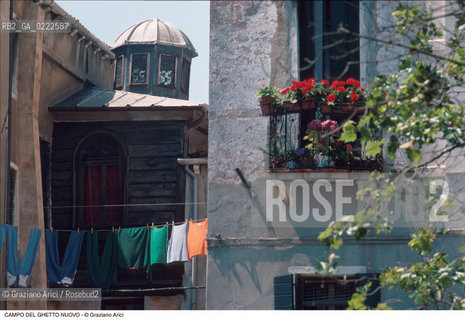 Caption: Nome:..SINAGOGA DELLA SANTA COMUNITÀ CANTON  : ESTERNO CON CUPOLA SOPRA LA BIMA .. ..Localizzazione:..VENEZIA / CANNAREGIO / CAMPO DEL GHETTO NOVO SINAGOGA DELLA SANTA COMUNITÀ CANTON / SCUOLA CANTON  ..VENICE / CANNAREGIO / CAMPO GHETTO NOVO  SYNAGOGUE OF THE SACRED COMMUNITY OF CANTON  / SCUOLA CANTON   ..Soggetto:..ESTERNO CON CUPOLA SOPRA LA BIMA  ..CUPOLA OVER THE BIMAH   ..Cronologia:..SEC. XVI SECONDO QUARTO /1532  ..XVIth CENTURY  /1532  ..Autore:......Stile:..BAROCCO  ..BAROQUE   ..Editori Stampatori:......Committenza:..EBREI DI ORIGINE PROVENZALE DI RITO ASHKENAZITA  ..FRENCH ASHKENAZI JEWS   ..Materia e Tecnica:......Collocazione:......Note:......Riproduzione Fotografica:..Graziano Arici/Rosebud2  ....Copyright:..Graziano Arici/Rosebud2/  ....Data:..1994....Costo:..A....Key:..CHIESA   ESTERNI   ..CHURCH  EXTERIORS