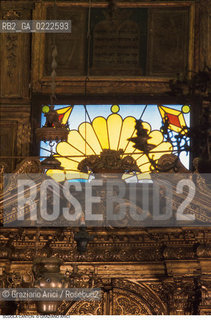 Caption: Nome:..SINAGOGA DELLA SANTA COMUNITÀ CANTON : LAMPADA - PARTICOLARE  ....Localizzazione:..VENEZIA / CANNAREGIO / CAMPO DEL GHETTO NOVO SINAGOGA DELLA SANTA COMUNITÀ CANTON / SCUOLA CANTON  ..VENICE / CANNAREGIO / CAMPO GHETTO NOVO  SYNAGOGUE OF THE SACRED COMMUNITY OF CANTON  / SCUOLA CANTON   ..Soggetto:..LAMPADA - PARTICOLARE ..LAMP  -  DETAIL    ..Cronologia:..SEC. XVI SECONDO QUARTO /1532  ..XVIth CENTURY  /1532  ..Autore:......Stile:..BAROCCO  ..BAROQUE   ..Editori Stampatori:......Committenza:..EBREI DI ORIGINE PROVENZALE DI RITO ASHKENAZITA  ..FRENCH ASHKENAZI JEWS   ..Materia e Tecnica:......Collocazione:......Note:......Riproduzione Fotografica:..Graziano Arici/Rosebud2  ....Copyright:..Graziano Arici/Rosebud2/  ....Data:..1994....Costo:..A....Key:..CHIESA  ..CHURCH