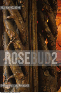 Caption: Nome:..SINAGOGA DELLA SANTA COMUNITÀ CANTON  : PARTICOLARE DI UNA COLONNA TORTILE DELLA BIMÀ  ....Localizzazione:..VENEZIA / CANNAREGIO / CAMPO DEL GHETTO NOVO SINAGOGA DELLA SANTA COMUNITÀ CANTON / SCUOLA CANTON  ..VENICE / CANNAREGIO / CAMPO GHETTO NOVO  SYNAGOGUE OF THE SACRED COMMUNITY OF CANTON  / SCUOLA CANTON   ..Soggetto:..PARTICOLARE DI UNA COLONNA TORTILE DELLA BIMÀ  ..DETAIL OF A SPIRAL-COLUMN   OF THE BIMAH    ..Cronologia:..SEC. XVIII SECONDA METÀ /1780 ca.   ..XVIIth CENTURY / 1780 about   ..Autore:......Stile:..BAROCCO  ..BAROQUE   ..Editori Stampatori:......Committenza:..EBREI DI ORIGINE PROVENZALE DI RITO ASHKENAZITA  ..FRENCH ASHKENAZI JEWS   ..Materia e Tecnica:......Collocazione:......Note:..LEGNO INTAGLIATO E DORATO   ..CARVED AND GILT WOOD  ..Riproduzione Fotografica:..Graziano Arici/Rosebud2  ....Copyright:..Graziano Arici/Rosebud2/  ....Data:..1994....Costo:..A....Key:..CHIESA   ..CHURCH