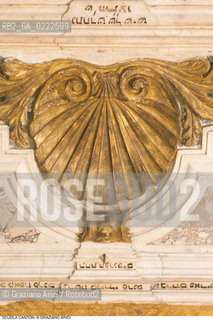 Caption: Nome:..SINAGOGA DELLA SANTA COMUNITÀ CANTON : PORTALE : PARTICOLARE DI CONCHIGLIA DECORATIVA....Localizzazione:..VENEZIA / CANNAREGIO / CAMPO DEL GHETTO NOVO SINAGOGA DELLA SANTA COMUNITÀ CANTON / SCUOLA CANTON  ..VENICE / CANNAREGIO / CAMPO GHETTO NOVO  SYNAGOGUE OF THE SACRED COMMUNITY OF CANTON  / SCUOLA CANTON   ..Soggetto:..PORTALE : PARTICOLARE / CONCHIGLIA  ..DOORWAY :  DETAIL / SHELL  ..Cronologia:..SEC. XVIII SECONDA METÀ /1780 ca. ..XVIIth CENTURY / 1780 about  ..Autore:......Stile:..BAROCCO  ..BAROQUE   ..Editori Stampatori:......Committenza:..EBREI DI ORIGINE PROVENZALE DI RITO ASHKENAZITA  ..FRENCH ASHKENAZI JEWS   ..Materia e Tecnica:......Collocazione:......Note:......Riproduzione Fotografica:..Graziano Arici/Rosebud2  ....Copyright:..Graziano Arici/Rosebud2/  ....Data:..1994....Costo:..A....Key:..CHIESA   ..CHURCH