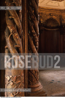 Caption: Nome:..SINAGOGA DELLA SANTA COMUNITÀ CANTON  : PARTICOLARE DI UNA COLONNA TORTILE DELLA BIMÀ  ....Localizzazione:..VENEZIA / CANNAREGIO / CAMPO DEL GHETTO NOVO SINAGOGA DELLA SANTA COMUNITÀ CANTON / SCUOLA CANTON  ..VENICE / CANNAREGIO / CAMPO GHETTO NOVO  SYNAGOGUE OF THE SACRED COMMUNITY OF CANTON  / SCUOLA CANTON   ..Soggetto:..PARTICOLARE DI UNA COLONNA TORTILE DELLA BIMÀ  ..DETAIL OF A SPIRAL-COLUMN   OF THE BIMAH    ..Cronologia:..SEC. XVIII SECONDA METÀ /1780 ca.   ..XVIIth CENTURY / 1780 about   ..Autore:......Stile:..BAROCCO  ..BAROQUE   ..Editori Stampatori:......Committenza:..EBREI DI ORIGINE PROVENZALE DI RITO ASHKENAZITA  ..FRENCH ASHKENAZI JEWS   ..Materia e Tecnica:......Collocazione:......Note:..LEGNO INTAGLIATO E DORATO   ..CARVED AND GILT WOOD  ..Riproduzione Fotografica:..Graziano Arici/Rosebud2  ....Copyright:..Graziano Arici/Rosebud2/  ....Data:..1994....Costo:..A....Key:..CHIESA   ..CHURCH