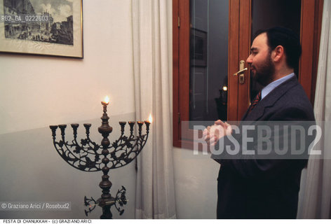 Nome:..FESTA DI CHANUKKAH : IL RABBINO ROBERTO DELLA ROCCA DAVANTI ALLA LAMPADA A NOVE BRACCI ....Localizzazione:..VENEZIA /CANNAREGIO / GHETTO VECCHIO / CASA DI RIPOSO ISRAELITICA  ..VENICE /  CANNAREGIO / GHETTO  VECCHIO / JEWISH REST HOME  ..Soggetto:..IL RABBINO ROBERTO DELLA ROCCA CON LA LAMPADA A NOVE BRACCI / FESTA DI CHANUKKAH ( CHANUCCA)  ..THE RABBI ROBERTO DELLA ROCCA WITH THE NINE-ARMED CANDLESTICK / FEAST OF HANUKAH  ..Cronologia:......Autore:......Stile:......Editori Stampatori:......Committenza:......Materia e Tecnica:......Collocazione:......Note:......Riproduzione Fotografica:..Graziano Arici/Rosebud2  ....Copyright:..Graziano Arici/Rosebud2/  ....Data:..1994....Costo:..A....Key:..RITI  ..RITES  ..