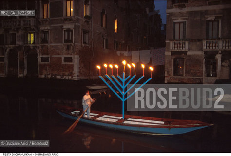 Caption: Nome:..FESTA DI CHANUKKAH ( CHANUCCA)  LAMPADA A NOVE BRACCI  SU DI UNA BARCA  ....Localizzazione:..VENEZIA /CANNAREGIO / GHETTO NUOVO..Soggetto:.. FESTA DI CHANUKKAH ( CHANUCCA)  LAMPADA A NOVE BRACCI  ..JEWISH RELIGION / FEAST OF HANUKAH /  NINE-ARMED CANDLESTICK..Cronologia:......Autore:......Stile:......Editori Stampatori:......Committenza:......Materia e Tecnica:......Collocazione:......Note:..BARCA ..BOAT    ..Riproduzione Fotografica:..Graziano Arici/Rosebud2  ....Copyright:..Graziano Arici/Rosebud2/  ....Data:..1994....Costo:..A....Key:..RITI  ..RITES