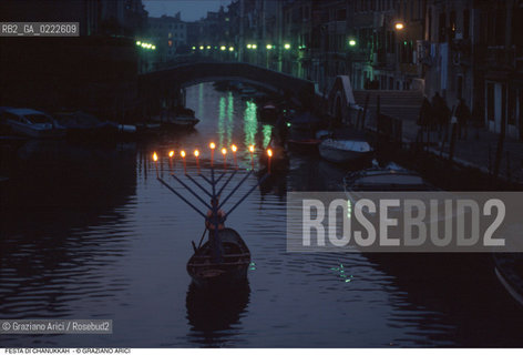 Caption: Nome:.. FESTA DI CHANUKKAH : LAMPADA A NOVE BRACCI SU DI UNA BARCA....Localizzazione:..VENEZIA /CANNAREGIO / GHETTO NUOVO..Soggetto:.. FESTA DI CHANUKKAH ( CHANUCCA) / LAMPADA A NOVE BRACCI..JEWISH RELIGION / FEAST OF HANUKAH / NINE-ARMED CANDLESTICK..Cronologia:......Autore:......Stile:......Editori Stampatori:......Committenza:......Materia e Tecnica:......Collocazione:......Note:..BARCA ..BOAT   ..Riproduzione Fotografica:..Graziano Arici/Rosebud2  ....Copyright:..Graziano Arici/Rosebud2/  ....Data:..1994....Costo:..A....Key:..RITI  ..RITES
