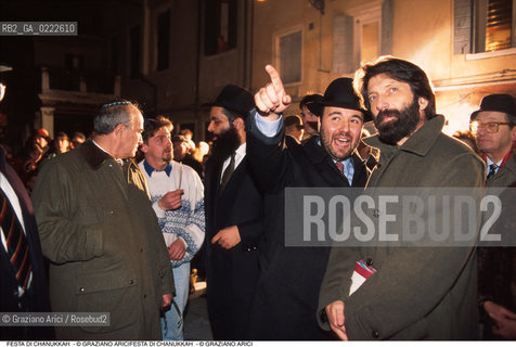Caption: Nome:..FESTA DI CHANUKKAH : IL RABBINO ROBERTO DELLA ROCCA CON IL SINDACO DI VENEZIA  MASSIMO CACCIARI ....Localizzazione:..VENEZIA /CANNAREGIO / GHETTO NUOVO  ..Soggetto:..FESTA DI CHANUKKAH ( CHANUCCA) / IL RABBINO ROBERTO DELLA ROCCA CON IL SINDACO DI VENEZIA  MASSIMO CACCIARI  ..JEWISH RELIGION / FEAST OF HANUKAH / THE RABBI ROBERTO DELLA ROCCA WITH THE MAYOR OF VENICE MASSIMO CACCIARI  ..Cronologia:......Autore:......Stile:......Editori Stampatori:......Committenza:......Materia e Tecnica:......Collocazione:......Note:......Riproduzione Fotografica:..Graziano Arici/Rosebud2  ....Copyright:..Graziano Arici/Rosebud2/  ....Data:..1994....Costo:..A....Key:..RITI  PERSONAGGI  ..RITES  PEOPLE