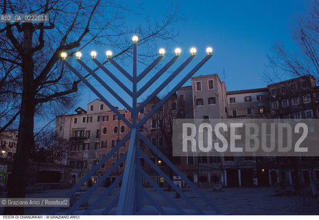 Caption: Nome:.. FESTA DI CHANUKKAH : LAMPADA A NOVE BRACCI IN CAMPO DEL GHETTO NOVO ....Localizzazione:..VENEZIA /CANNAREGIO / GHETTO NUOVO..Soggetto:..FESTA DI CHANUKKAH ( CHANUCCA) / LAMPADA A NOVE BRACCI IN CAMPO DEL GHETTO NOVO ..FEAST OF HANUKAH / NINE-ARMED CANDLESTICK IN CAMPO DEL GHETTO NOVO   ..Cronologia:......Autore:......Stile:......Editori Stampatori:......Committenza:......Materia e Tecnica:......Collocazione:......Note:......Riproduzione Fotografica:..Graziano Arici/Rosebud2  ....Copyright:..Graziano Arici/Rosebud2/  ....Data:..1994....Costo:..A....Key:..RITI  GHETTO NOVO..RITES