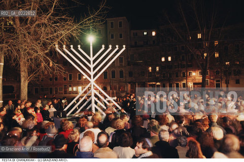 Nome:.. FESTA DI CHANUKKAH : LAMPADA A NOVE BRACCI IN CAMPO DEL GHETTO NOVO ....Localizzazione:..VENEZIA /CANNAREGIO / GHETTO VECCHIO / CASA DI RIPOSO ISRAELITICA  ..VENICE /  CANNAREGIO / GHETTO  VECCHIO / JEWISH REST HOME  ..Soggetto:..FESTA DI CHANUKKAH ( CHANUCCA) / LAMPADA A NOVE BRACCI IN CAMPO DEL GHETTO NOVO ..FEAST OF HANUKAH / NINE-ARMED CANDLESTICK IN CAMPO DEL GHETTO NOVO   ..Cronologia:......Autore:......Stile:......Editori Stampatori:......Committenza:......Materia e Tecnica:......Collocazione:......Note:......Riproduzione Fotografica:..Graziano Arici/Rosebud2  ....Copyright:..Graziano Arici/Rosebud2/  ....Data:..1994....Costo:..A....Key:..RITI  GHETTO NOVO ..RITES  ..