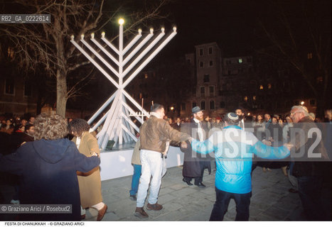 Caption: Nome:..FESTA DI CHANUKKAH : LAMPADA A NOVE BRACCI IN CAMPO DEL GHETTO NOVO  ....Localizzazione:..VENEZIA /CANNAREGIO / GHETTO NUOVO BALLO..Soggetto:..FESTA DI CHANUKKAH ( CHANUCCA) / LAMPADA A NOVE BRACCI IN CAMPO DEL GHETTO NOVO ..FEAST OF HANUKAH / NINE-ARMED CANDLESTICK IN CAMPO DEL GHETTO NOVO   ..Cronologia:......Autore:......Stile:......Editori Stampatori:......Committenza:......Materia e Tecnica:......Collocazione:......Note:......Riproduzione Fotografica:..Graziano Arici/Rosebud2  ....Copyright:..Graziano Arici/Rosebud2/  ....Data:..1994....Costo:..A....Key:..RITI  GHETTO NOVO ..RITES