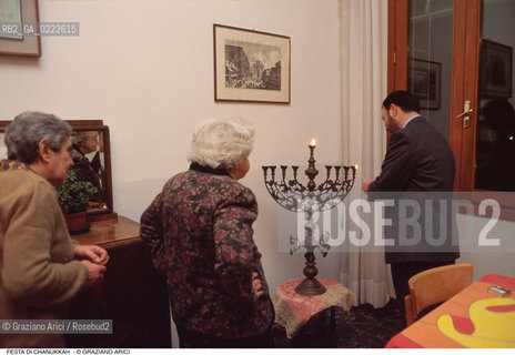 Caption: Nome:..FESTA DI CHANUKKAH : IL RABBINO ROBERTO DELLA ROCCA ACCENDE ALLA LAMPADA A NOVE BRACCI ....Localizzazione:..VENEZIA /CANNAREGIO / GHETTO VECCHIO / CASA DI RIPOSO ISRAELITICA  ..VENICE /  CANNAREGIO / GHETTO  VECCHIO / JEWISH REST HOME  ..Soggetto:..IL RABBINO ROBERTO DELLA ROCCA CON LA LAMPADA A NOVE BRACCI / FESTA DI CHANUKKAH ( CHANUCCA)  ..THE RABBI ROBERTO DELLA ROCCA WITH THE NINE-ARMED CANDLESTICK / FEAST OF HANUKAH  ..Cronologia:......Autore:......Stile:......Editori Stampatori:......Committenza:......Materia e Tecnica:......Collocazione:......Note:......Riproduzione Fotografica:..Graziano Arici/Rosebud2  ....Copyright:..Graziano Arici/Rosebud2/  ....Data:..1994....Costo:..A....Key:..RITI  ..RITES