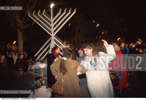 Caption: Nome:..FESTA DI CHANUKKAH : LAMPADA A NOVE BRACCI IN CAMPO DEL GHETTO NOVO  ....Localizzazione:..VENEZIA /CANNAREGIO / GHETTO NUOVO BALLO..FESTA DI CHANUKKAH ( CHANUCCA) / LAMPADA A NOVE BRACCI IN CAMPO DEL GHETTO NOVO ..FEAST OF HANUKAH / NINE-ARMED CANDLESTICK IN CAMPO DEL GHETTO NOVO   ..Cronologia:......Autore:......Stile:......Editori Stampatori:......Committenza:......Materia e Tecnica:......Collocazione:......Note:......Riproduzione Fotografica:..Graziano Arici/Rosebud2  ....Copyright:..Graziano Arici/Rosebud2/  ....Data:..1994....Costo:..A....Key:..RITI  GHETTO NOVO ..RITES
