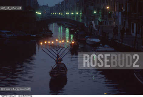 Caption: Nome:.. FESTA DI CHANUKKAH : LAMPADA A NOVE BRACCI SU DI UNA BARCA  ....Localizzazione:..VENEZIA /CANNAREGIO / GHETTO BARCA..Soggetto:.. FESTA DI CHANUKKAH ( CHANUCCA) / LAMPADA A NOVE BRACCI..JEWISH RELIGION / FEAST OF HANUKAH / NINE-ARMED CANDLESTICK..Cronologia:......Autore:......Stile:......Editori Stampatori:......Committenza:......Materia e Tecnica:......Collocazione:......Note:..BARCA ..BOAT   ..Riproduzione Fotografica:..Graziano Arici/Rosebud2  ....Copyright:..Graziano Arici/Rosebud2/  ....Data:..1994....Costo:..A....Key:..RITI  ..RITES