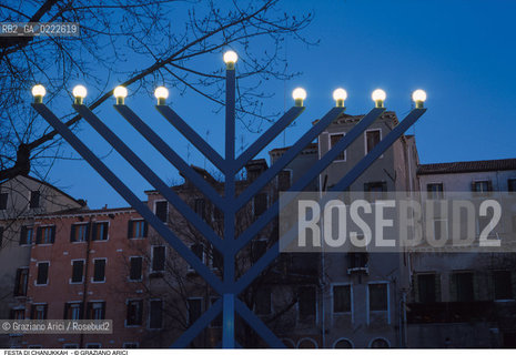 Caption: Nome:.. FESTA DI CHANUKKAH : LAMPADA A NOVE BRACCI IN CAMPO DEL GHETTO NOVO ....Localizzazione:..VENEZIA /CANNAREGIO / GHETTO NUOVO..Soggetto:..FESTA DI CHANUKKAH ( CHANUCCA) / LAMPADA A NOVE BRACCI IN CAMPO DEL GHETTO NOVO ..FEAST OF HANUKAH / NINE-ARMED CANDLESTICK IN CAMPO DEL GHETTO NOVO   ..Cronologia:......Autore:......Stile:......Editori Stampatori:......Committenza:......Materia e Tecnica:......Collocazione:......Note:......Riproduzione Fotografica:..Graziano Arici/Rosebud2  ....Copyright:..Graziano Arici/Rosebud2/  ....Data:..1994....Costo:..A....Key:..RITI  GHETTO NOVO..RITES