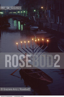 Caption: Nome:.. FESTA DI CHANUKKAH : LAMPADA A NOVE BRACCI SU DI UNA BARCA  ....Localizzazione:..VENEZIA /CANNAREGIO / GHETTO BARCA..Soggetto:.. FESTA DI CHANUKKAH ( CHANUCCA) / LAMPADA A NOVE BRACCI..JEWISH RELIGION / FEAST OF HANUKAH / NINE-ARMED CANDLESTICK..Cronologia:......Autore:......Stile:......Editori Stampatori:......Committenza:......Materia e Tecnica:......Collocazione:......Note:..BARCA ..BOAT   ..Riproduzione Fotografica:..Graziano Arici/Rosebud2  ....Copyright:..Graziano Arici/Rosebud2/  ....Data:..1994....Costo:..A....Key:..RITI  ..RITES