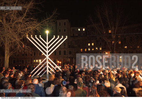 Caption: Nome:.. FESTA DI CHANUKKAH : LAMPADA A NOVE BRACCI IN CAMPO DEL GHETTO NOVO ....Localizzazione:..VENEZIA /CANNAREGIO / GHETTO NUOVO..Soggetto:..FESTA DI CHANUKKAH ( CHANUCCA) / LAMPADA A NOVE BRACCI IN CAMPO DEL GHETTO NOVO ..FEAST OF HANUKAH / NINE-ARMED CANDLESTICK IN CAMPO DEL GHETTO NOVO   ..Cronologia:......Autore:......Stile:......Editori Stampatori:......Committenza:......Materia e Tecnica:......Collocazione:......Note:......Riproduzione Fotografica:..Graziano Arici/Rosebud2  ....Copyright:..Graziano Arici/Rosebud2/  ....Data:..1994....Costo:..A....Key:..RITI  GHETTO NOVO ..RITES