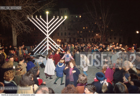 Caption: Nome:.. FESTA DI CHANUKKAH : LAMPADA A NOVE BRACCI IN CAMPO DEL GHETTO NOVO ....Localizzazione:..VENEZIA /CANNAREGIO / GHETTO NUOVO..Soggetto:..FESTA DI CHANUKKAH ( CHANUCCA) / LAMPADA A NOVE BRACCI IN CAMPO DEL GHETTO NOVO ..FEAST OF HANUKAH / NINE-ARMED CANDLESTICK IN CAMPO DEL GHETTO NOVO   ..Cronologia:......Autore:......Stile:......Editori Stampatori:......Committenza:......Materia e Tecnica:......Collocazione:......Note:......Riproduzione Fotografica:..Graziano Arici/Rosebud2  ....Copyright:..Graziano Arici/Rosebud2/  ....Data:..1994....Costo:..A....Key:..RITI  GHETTO NOVO ..RITES