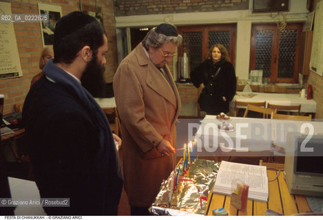 Caption: Nome:..FESTA DI CHANUKKAH ....Localizzazione:..VENEZIA /CANNAREGIO / GHETTO NUOVO..Soggetto:..FESTA DI CHANUKKAH ( CHANUCCA)  ..FEAST OF HANUKAH   ..Cronologia:......Autore:......Stile:......Editori Stampatori:......Committenza:......Materia e Tecnica:......Collocazione:......Note:......Riproduzione Fotografica:..Graziano Arici/Rosebud2  ....Copyright:..Graziano Arici/Rosebud2/  ....Data:..1994....Costo:..A....Key:..RITI  ..RITES