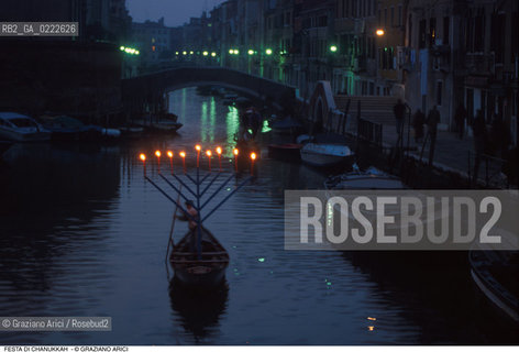 Caption: Nome:.. FESTA DI CHANUKKAH : LAMPADA A NOVE BRACCI SU DI UNA BARCA....Localizzazione:..VENEZIA /CANNAREGIO / GHETTO BARCA..Soggetto:.. FESTA DI CHANUKKAH ( CHANUCCA) / LAMPADA A NOVE BRACCI..JEWISH RELIGION / FEAST OF HANUKAH / NINE-ARMED CANDLESTICK..Cronologia:......Autore:......Stile:......Editori Stampatori:......Committenza:......Materia e Tecnica:......Collocazione:......Note:..BARCA ..BOAT   ..Riproduzione Fotografica:..Graziano Arici/Rosebud2  ....Copyright:..Graziano Arici/Rosebud2/  ....Data:..1994....Costo:..A....Key:..RITI  ..RITES