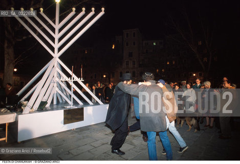 Caption: Nome:.. FESTA DI CHANUKKAH : LAMPADA A NOVE BRACCI IN CAMPO DEL GHETTO NOVO ....Localizzazione:..VENEZIA /CANNAREGIO / GHETTO NUOVO BALLO..Soggetto:..FESTA DI CHANUKKAH ( CHANUCCA) / LAMPADA A NOVE BRACCI IN CAMPO DEL GHETTO NOVO ..FEAST OF HANUKAH / NINE-ARMED CANDLESTICK IN CAMPO DEL GHETTO NOVO   ..Cronologia:......Autore:......Stile:......Editori Stampatori:......Committenza:......Materia e Tecnica:......Collocazione:......Note:......Riproduzione Fotografica:..Graziano Arici/Rosebud2  ....Copyright:..Graziano Arici/Rosebud2/  ....Data:..1994....Costo:..A....Key:..RITI  GHETTO NOVO ..RITES