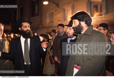 Caption: Nome:..FESTA DI CHANUKKAH : IL RABBINO ROBERTO DELLA ROCCA CON IL SINDACO DI VENEZIA  MASSIMO CACCIARI ....Localizzazione:..VENEZIA /CANNAREGIO / GHETTO NUOVO  ..Soggetto:..FESTA DI CHANUKKAH ( CHANUCCA) / IL RABBINO ROBERTO DELLA ROCCA CON IL SINDACO DI VENEZIA  MASSIMO CACCIARI  ..JEWISH RELIGION / FEAST OF HANUKAH / THE RABBI ROBERTO DELLA ROCCA WITH THE MAYOR OF VENICE MASSIMO CACCIARI  ..Cronologia:......Autore:......Stile:......Editori Stampatori:......Committenza:......Materia e Tecnica:......Collocazione:......Note:......Riproduzione Fotografica:..Graziano Arici/Rosebud2  ....Copyright:..Graziano Arici/Rosebud2/  ....Data:..1994....Costo:..A....Key:..RITI  PERSONAGGI  ..RITES  PEOPLE
