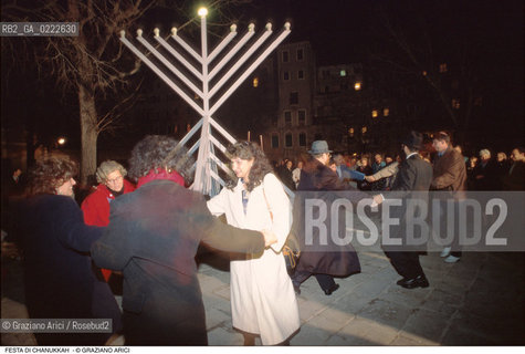 Caption: Nome:.. FESTA DI CHANUKKAH : LAMPADA A NOVE BRACCI IN CAMPO DEL GHETTO NOVO ....Localizzazione:..VENEZIA /CANNAREGIO / GHETTO NUOVO..Soggetto:..FESTA DI CHANUKKAH ( CHANUCCA) / LAMPADA A NOVE BRACCI IN CAMPO DEL GHETTO NOVO ..FEAST OF HANUKAH / NINE-ARMED CANDLESTICK IN CAMPO DEL GHETTO NOVO   ..Cronologia:......Autore:......Stile:......Editori Stampatori:......Committenza:......Materia e Tecnica:......Collocazione:......Note:......Riproduzione Fotografica:..Graziano Arici/Rosebud2  ....Copyright:..Graziano Arici/Rosebud2/  ....Data:..1994....Costo:..A....Key:..RITI  GHETTO NOVO ..RITES