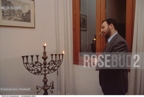 Caption: Nome:..FESTA DI CHANUKKAH : IL RABBINO ROBERTO DELLA ROCCA DAVANTI ALLA LAMPADA A NOVE BRACCI ....Localizzazione:..VENEZIA /CANNAREGIO / GHETTO VECCHIO / CASA DI RIPOSO ISRAELITICA  ..VENICE /  CANNAREGIO / GHETTO  VECCHIO / JEWISH REST HOME  ..Soggetto:..IL RABBINO ROBERTO DELLA ROCCA CON LA LAMPADA A NOVE BRACCI / FESTA DI CHANUKKAH ( CHANUCCA)  ..THE RABBI ROBERTO DELLA ROCCA WITH THE NINE-ARMED CANDLESTICK / FEAST OF HANUKAH  ..Cronologia:......Autore:......Stile:......Editori Stampatori:......Committenza:......Materia e Tecnica:......Collocazione:......Note:......Riproduzione Fotografica:..Graziano Arici/Rosebud2  ....Copyright:..Graziano Arici/Rosebud2/  ....Data:..1994....Costo:..A....Key:..RITI  ..RITES