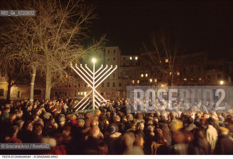 Caption: Nome:.. FESTA DI CHANUKKAH : LAMPADA A NOVE BRACCI IN CAMPO DEL GHETTO NOVO ....Localizzazione:..VENEZIA /CANNAREGIO / GHETTO NUOVO..Soggetto:..FESTA DI CHANUKKAH ( CHANUCCA) / LAMPADA A NOVE BRACCI IN CAMPO DEL GHETTO NOVO ..FEAST OF HANUKAH / NINE-ARMED CANDLESTICK IN CAMPO DEL GHETTO NOVO   ..Cronologia:......Autore:......Stile:......Editori Stampatori:......Committenza:......Materia e Tecnica:......Collocazione:......Note:......Riproduzione Fotografica:..Graziano Arici/Rosebud2  ....Copyright:..Graziano Arici/Rosebud2/  ....Data:..1994....Costo:..A....Key:..RITI  GHETTO NOVO ..RITES