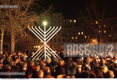 Caption: Nome:.. FESTA DI CHANUKKAH : LAMPADA A NOVE BRACCI IN CAMPO DEL GHETTO NOVO ....Localizzazione:..VENEZIA /CANNAREGIO / GHETTO NUOVO  ..Soggetto:..FESTA DI CHANUKKAH ( CHANUCCA) / LAMPADA A NOVE BRACCI IN CAMPO DEL GHETTO NOVO ..FEAST OF HANUKAH / NINE-ARMED CANDLESTICK IN CAMPO DEL GHETTO NOVO   ..Cronologia:......Autore:......Stile:......Editori Stampatori:......Committenza:......Materia e Tecnica:......Collocazione:......Note:......Riproduzione Fotografica:..Graziano Arici/Rosebud2  ....Copyright:..Graziano Arici/Rosebud2/  ....Data:..1994....Costo:..A....Key:..RITI  GHETTO NOVO ..RITES
