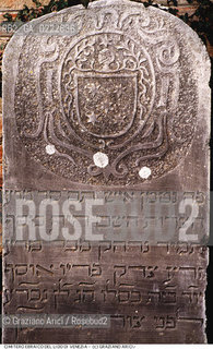 Nome:..CIMITERO EBRAICO DEL LIDO DI VENEZIA: LAPIDE CON STEMMA ARALDICO E ISCRIZIONE  ....Localizzazione:..GHETTO / LIDO DI VENEZIA / CIMITERO EBRAICO  ..LIDO OF VENICE / JEWISH CEMETERY   ..Soggetto:..TOMBE / LAPIDI  STEMMA ARALDICO E ISCRIZIONE ..GRAVES / TOMBSTONES  HERALDIC COAT OF ARMS AND INSCRIPTION   ..Cronologia:......Autore:......Stile:......Editori Stampatori:......Committenza:......Materia e Tecnica:..MARMO  ..MARBLE   ..Collocazione:......Note:......Riproduzione Fotografica:..Graziano Arici/Rosebud2  ....Copyright:..Graziano Arici/Rosebud2/  ....Data:..1994....Costo:..A....Key:....