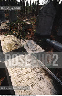 Nome:..CIMITERO EBRAICO DEL LIDO DI VENEZIA: LAPIDI  ....Localizzazione:..GHETTO / LIDO DI VENEZIA / CIMITERO EBRAICO  ..LIDO OF VENICE / JEWISH CEMETERY   ..Soggetto:.. TOMBE / LAPIDI  ..GRAVES / TOMBSTONES  ..Cronologia:......Autore:......Stile:......Editori Stampatori:......Committenza:......Materia e Tecnica:..MARMO  ..MARBLE   ..Collocazione:......Note:......Riproduzione Fotografica:..Graziano Arici/Rosebud2  ....Copyright:..Graziano Arici/Rosebud2/  ....Data:..1994....Costo:..A....Key:....