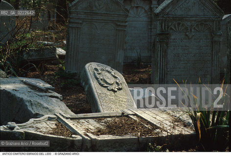 Caption: Nome:..CIMITERO EBRAICO DEL LIDO DI VENEZIA: LAPIDI  ....Localizzazione:..GHETTO / LIDO DI VENEZIA / CIMITERO EBRAICO  ..LIDO OF VENICE / JEWISH CEMETERY   ..Soggetto:..TOMBE / LAPIDI  ..GRAVES / TOMBSTONES  ..Cronologia:......Autore:......Stile:......Editori Stampatori:......Committenza:......Materia e Tecnica:..MARMO  ..MARBLE   ..Collocazione:......Note:......Riproduzione Fotografica:..Graziano Arici/Rosebud2  ....Copyright:..Graziano Arici/Rosebud2/  ....Data:..1994....Costo:..A....Key:..