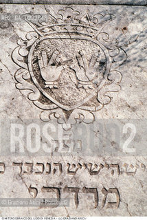Nome:..CIMITERO EBRAICO DEL LIDO DI VENEZIA: LAPIDE CON STEMMA ARALDICO DEI COANIM  ....Localizzazione:..GHETTO / LIDO DI VENEZIA / CIMITERO EBRAICO  ..LIDO OF VENICE / JEWISH CEMETERY   ..Soggetto:..TOMBE / LAPIDI  STEMMA ARALDICO  ..GRAVES / TOMBSTONES  HERALDIC COAT OF ARMS  ..Cronologia:......Autore:......Stile:......Editori Stampatori:......Committenza:......Materia e Tecnica:..BASSORILIEVO SU MARMO  ..BAS-RELIEF ON MARBLE  ..Collocazione:......Note:......Riproduzione Fotografica:..Graziano Arici/Rosebud2  ....Copyright:..Graziano Arici/Rosebud2/  ....Data:..1994....Costo:..A....Key:.. ..