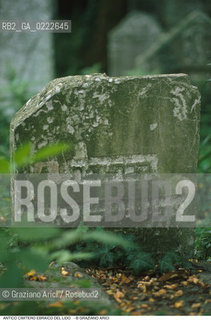 Caption: Nome:..CIMITERO EBRAICO DEL LIDO DI VENEZIA: TOMBA DEL RABBINO LEONE DA MODENA (1641 ca. )....Localizzazione:..GHETTO / LIDO DI VENEZIA / CIMITERO EBRAICO  ..LIDO OF VENICE / JEWISH CEMETERY   ..Soggetto:..TOMBA DEL RABBINO LEONE DA MODENA  ..GRAVE OF RABBI LEON DA MODENA   ..Cronologia:..SEC. XVII / SECONDO QUARTO / 1641 ca.  ..XVIIth  CENTURY / 1641 ca  ..Autore:......Stile:......Editori Stampatori:......Committenza:......Materia e Tecnica:..BASSORILIEVO SU MARMO  ..BAS-RELIEF ON MARBLE  ..Collocazione:......Note:..“PAROLE DEL MORTO : HANNO ACQUISTATO SOPRA GIUDA LEONE MODENA, SII CON LUI BENIGNO E DAGLI PACE, QUATTRO BRACCIA DI TERRENO IN QUESTO RECINTO COME POSSESSO ETERNO”.. ..Riproduzione Fotografica:..Graziano Arici/Rosebud2  ....Copyright:..Graziano Arici/Rosebud2/  ....Data:..1994....Costo:..A....Key: