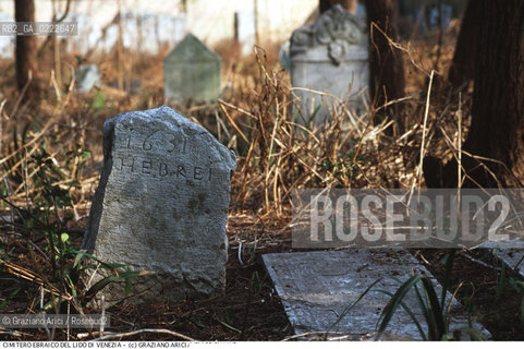 Nome:..CIMITERO EBRAICO DEL LIDO DI VENEZIA:  LAPIDE CHE RICORDA LA SEPOLTURA COMUNE DEI MORTI DURANTE LEPIDEMIA DI PESTE DEL 1630-31  ....Localizzazione:..GHETTO / LIDO DI VENEZIA / CIMITERO EBRAICO  ..LIDO OF VENICE / JEWISH CEMETERY   ..Soggetto:..LAPIDE CHE RICORDA LA SEPOLTURA COMUNE DEI MORTI DURANTE LEPIDEMIA DI PESTE DEL 1630-31  ..TOMBSTONE WHICH MARKS THE COMMON GRAVE OF ALL THOSE WHO DIED DURING THE PLAGUE OF 1630-31  ..Cronologia:..SEC. XVII / SECONDO QUARTO / 1631..XVIIth CENTURY..Autore:......Stile:......Editori Stampatori:......Committenza:......Materia e Tecnica:..MARMO  ..MARBLE   ..Collocazione:......Note:......Riproduzione Fotografica:..Graziano Arici/Rosebud2  ....Copyright:..Graziano Arici/Rosebud2/  ....Data:..1994....Costo:..A....Key:.. ..