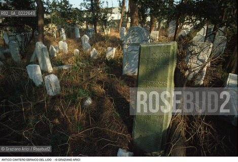 Caption: Nome:..CIMITERO EBRAICO DEL LIDO DI VENEZIA: LAPIDI  ....Localizzazione:..GHETTO / LIDO DI VENEZIA / CIMITERO EBRAICO  ..LIDO OF VENICE / JEWISH CEMETERY   ..Soggetto:..TOMBE / LAPIDI  ..Cronologia:......Autore:......Stile:......Editori Stampatori:......Committenza:......Materia e Tecnica:..MARMO  ..MARBLE   ..Collocazione:......Note:......Riproduzione Fotografica:..Graziano Arici/Rosebud2  ....Copyright:..Graziano Arici/Rosebud2/  ....Data:..2000....Costo:..A....Key: