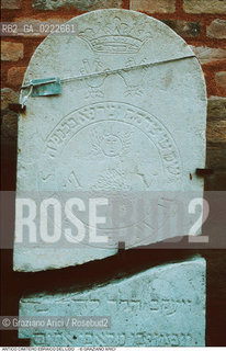 Caption: Nome:..CIMITERO EBRAICO DEL LIDO DI VENEZIA: LAPIDI  ....Localizzazione:..GHETTO / LIDO DI VENEZIA / CIMITERO EBRAICO  ..LIDO OF VENICE / JEWISH CEMETERY   ..Soggetto:..TOMBE / LAPIDI  DOPO IL RESTAURO (1999) SOLE ALBERO..GRAVES / TOMBSTONES  ..Cronologia:......Autore:......Stile:......Editori Stampatori:......Committenza:......Materia e Tecnica:..MARMO  ..MARBLE   ..Collocazione:......Note:......Riproduzione Fotografica:..Graziano Arici/Rosebud2  ....Copyright:..Graziano Arici/Rosebud2/  ....Data:..2000....Costo:..A....Key: