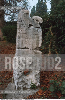 Caption: Nome:..CIMITERO EBRAICO DEL LIDO DI VENEZIA: LAPIDI  ....Localizzazione:..GHETTO / LIDO DI VENEZIA / CIMITERO EBRAICO  ..LIDO OF VENICE / JEWISH CEMETERY   ..Soggetto:..TOMBE / LAPIDI  DOPO IL RESTAURO (1999)..GRAVES / TOMBSTONES  ..Cronologia:......Autore:......Stile:......Editori Stampatori:......Committenza:......Materia e Tecnica:..MARMO  ..MARBLE   ..Collocazione:......Note:......Riproduzione Fotografica:..Graziano Arici/Rosebud2  ....Copyright:..Graziano Arici/Rosebud2/  ....Data:..2000....Costo:..A....Key: