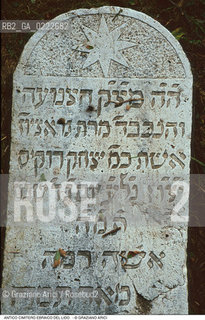 Caption: Nome:..CIMITERO EBRAICO DEL LIDO DI VENEZIA: LAPIDI  ....Localizzazione:..GHETTO / LIDO DI VENEZIA / CIMITERO EBRAICO  ..LIDO OF VENICE / JEWISH CEMETERY   ..Soggetto:..TOMBE / LAPIDI  DOPO IL RESTAURO (1999)..GRAVES / TOMBSTONES  ..Cronologia:......Autore:......Stile:......Editori Stampatori:......Committenza:......Materia e Tecnica:..MARMO  ..MARBLE   ..Collocazione:......Note:......Riproduzione Fotografica:..Graziano Arici/Rosebud2  ....Copyright:..Graziano Arici/Rosebud2/  ....Data:..2000....Costo:..A....Key:
