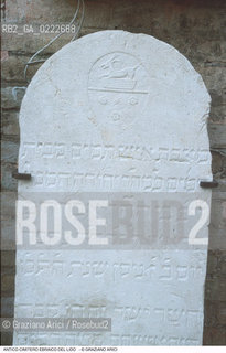 Caption: Nome:..CIMITERO EBRAICO DEL LIDO DI VENEZIA: LAPIDI  ....Localizzazione:..GHETTO / LIDO DI VENEZIA / CIMITERO EBRAICO  ..LIDO OF VENICE / JEWISH CEMETERY   ..Soggetto:..TOMBE / LAPIDI  DOPO IL RESTAURO (1999)..GRAVES / TOMBSTONES  ..Cronologia:......Autore:......Stile:......Editori Stampatori:......Committenza:......Materia e Tecnica:..MARMO  ..MARBLE   ..Collocazione:......Note:......Riproduzione Fotografica:..Graziano Arici/Rosebud2  ....Copyright:..Graziano Arici/Rosebud2/  ....Data:..2000....Costo:..A....Key: