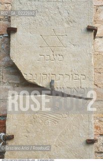 Caption: Nome:..CIMITERO EBRAICO DEL LIDO DI VENEZIA: LAPIDI  ....Localizzazione:..GHETTO / LIDO DI VENEZIA / CIMITERO EBRAICO  ..LIDO OF VENICE / JEWISH CEMETERY   ..Soggetto:..TOMBE / LAPIDI  DOPO IL RESTAURO (1999) STELLA DI DAVIDE..GRAVES / TOMBSTONES  ..Cronologia:......Autore:......Stile:......Editori Stampatori:......Committenza:......Materia e Tecnica:..MARMO  ..MARBLE   ..Collocazione:......Note:......Riproduzione Fotografica:..Graziano Arici/Rosebud2  ....Copyright:..Graziano Arici/Rosebud2/  ....Data:..2000....Costo:..A....Key: