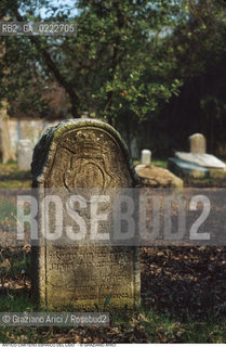Caption: Nome:..CIMITERO EBRAICO DEL LIDO DI VENEZIA: LAPIDI  ....Localizzazione:..GHETTO / LIDO DI VENEZIA / CIMITERO EBRAICO  ..LIDO OF VENICE / JEWISH CEMETERY   ..Soggetto:..TOMBE / LAPIDI  ..GRAVES / TOMBSTONES  ..Cronologia:......Autore:......Stile:......Editori Stampatori:......Committenza:......Materia e Tecnica:..MARMO  ..MARBLE   ..Collocazione:......Note:......Riproduzione Fotografica:..Graziano Arici/Rosebud2  ....Copyright:..Graziano Arici/Rosebud2/  ....Data:..2000....Costo:..A....Key: