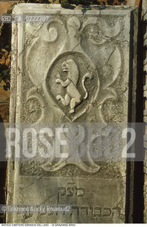 Caption: Nome:..CIMITERO EBRAICO DEL LIDO DI VENEZIA: LAPIDE CON LO STEMMA ARALDICO DELLA FAMIGLIA LEVI  ....Localizzazione:..GHETTO / LIDO DI VENEZIA / CIMITERO EBRAICO  ..LIDO OF VENICE / JEWISH CEMETERY   ..Soggetto:..TOMBE / LAPIDI  STEMMA ARALDICO LEONE..Cronologia:......Autore:......Stile:......Editori Stampatori:......Committenza:......Materia e Tecnica:..MARMO  ..MARBLE   ..Collocazione:......Note:......Riproduzione Fotografica:..Graziano Arici/Rosebud2  ....Copyright:..Graziano Arici/Rosebud2/  ....Data:..1994....Costo:..A....Key: