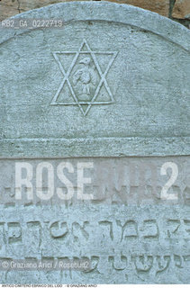 Caption: Nome:..CIMITERO EBRAICO DEL LIDO DI VENEZIA: LAPIDI  ....Localizzazione:..GHETTO / LIDO DI VENEZIA / CIMITERO EBRAICO  ..LIDO OF VENICE / JEWISH CEMETERY   ..Soggetto:..TOMBE / LAPIDI  DOPO IL RESTAURO (1999) STELLA DI DAVIDE..GRAVES / TOMBSTONES  ..Cronologia:......Autore:......Stile:......Editori Stampatori:......Committenza:......Materia e Tecnica:..MARMO  ..MARBLE   ..Collocazione:......Note:......Riproduzione Fotografica:..Graziano Arici/Rosebud2  ....Copyright:..Graziano Arici/Rosebud2/  ....Data:..2000....Costo:..A....Key: