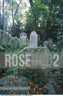 Caption: Nome:..CIMITERO EBRAICO DEL LIDO DI VENEZIA: TOMBA DEL RABBINO LEONE DA MODENA (1641 ca. )....Localizzazione:..GHETTO / LIDO DI VENEZIA / CIMITERO EBRAICO  ..LIDO OF VENICE / JEWISH CEMETERY   ..Soggetto:..TOMBA DEL RABBINO LEONE DA MODENA  ..GRAVE OF RABBI LEON DA MODENA   ..Cronologia:..SEC. XVII / SECONDO QUARTO / 1641 ca.  ..XVIIth  CENTURY / 1641 ca  ..Autore:......Stile:......Editori Stampatori:......Committenza:......Materia e Tecnica:..BASSORILIEVO SU MARMO  ..BAS-RELIEF ON MARBLE  ..Collocazione:......Note:..“PAROLE DEL MORTO : HANNO ACQUISTATO SOPRA GIUDA LEONE MODENA, SII CON LUI BENIGNO E DAGLI PACE, QUATTRO BRACCIA DI TERRENO IN QUESTO RECINTO COME POSSESSO ETERNO”.. ..Riproduzione Fotografica:..Graziano Arici/Rosebud2  ....Copyright:..Graziano Arici/Rosebud2/  ....Data:..1994....Costo:..A....Key: