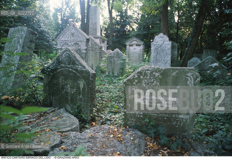 Caption: Nome:..CIMITERO EBRAICO DEL LIDO DI VENEZIA: TOMBA DEL RABBINO LEONE DA MODENA (1641 ca. )....Localizzazione:..GHETTO / LIDO DI VENEZIA / CIMITERO EBRAICO  ..LIDO OF VENICE / JEWISH CEMETERY   ..Soggetto:..TOMBA DEL RABBINO LEONE DA MODENA  ..GRAVE OF RABBI LEON DA MODENA   ..Cronologia:..SEC. XVII / SECONDO QUARTO / 1641 ca.  ..XVIIth  CENTURY / 1641 ca  ..Autore:......Stile:......Editori Stampatori:......Committenza:......Materia e Tecnica:..BASSORILIEVO SU MARMO  ..BAS-RELIEF ON MARBLE  ..Collocazione:......Note:..“PAROLE DEL MORTO : HANNO ACQUISTATO SOPRA GIUDA LEONE MODENA, SII CON LUI BENIGNO E DAGLI PACE, QUATTRO BRACCIA DI TERRENO IN QUESTO RECINTO COME POSSESSO ETERNO”.. ..Riproduzione Fotografica:..Graziano Arici/Rosebud2  ....Copyright:..Graziano Arici/Rosebud2/  ....Data:..1994....Costo:..A....Key: